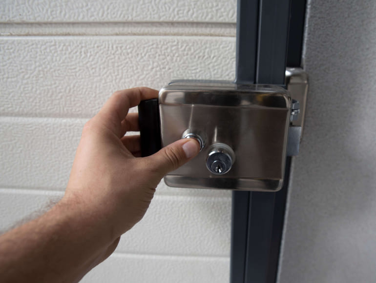 Imagen sobre Cerrajería para puertas de garaje en Badalona