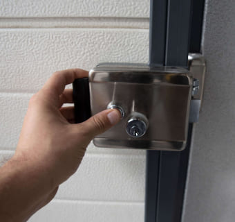 Imagen sobre Cerrajería para puertas de Parking en Badalona