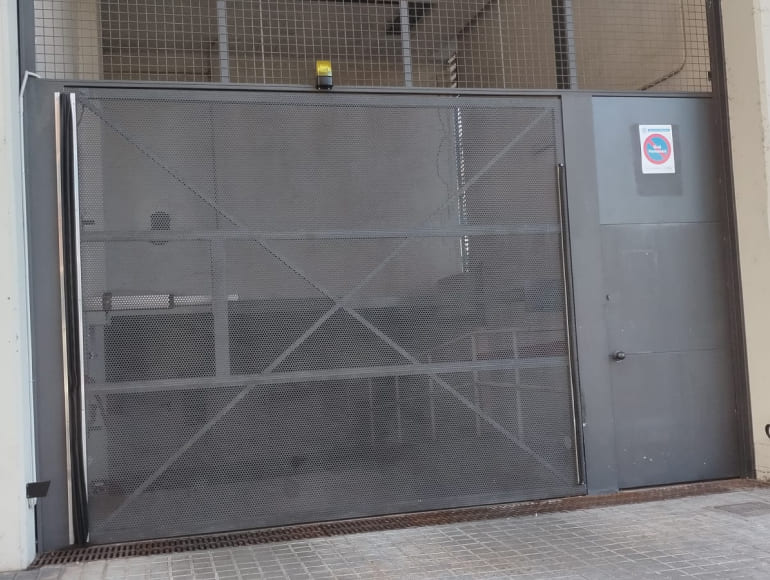 Imagen sobre Cerrajería para puertas de Parking en Badalona