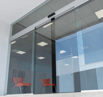 Imagen sobre Instalación y reparación de puertas automáticas en Badalona