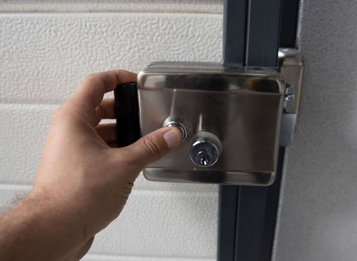 Imagen sobre Cerrajería para puertas de garaje