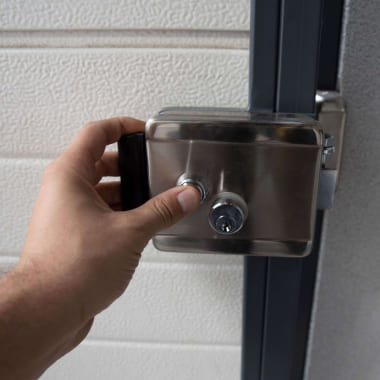 Imagen sobre Cerrajería para puertas de garaje